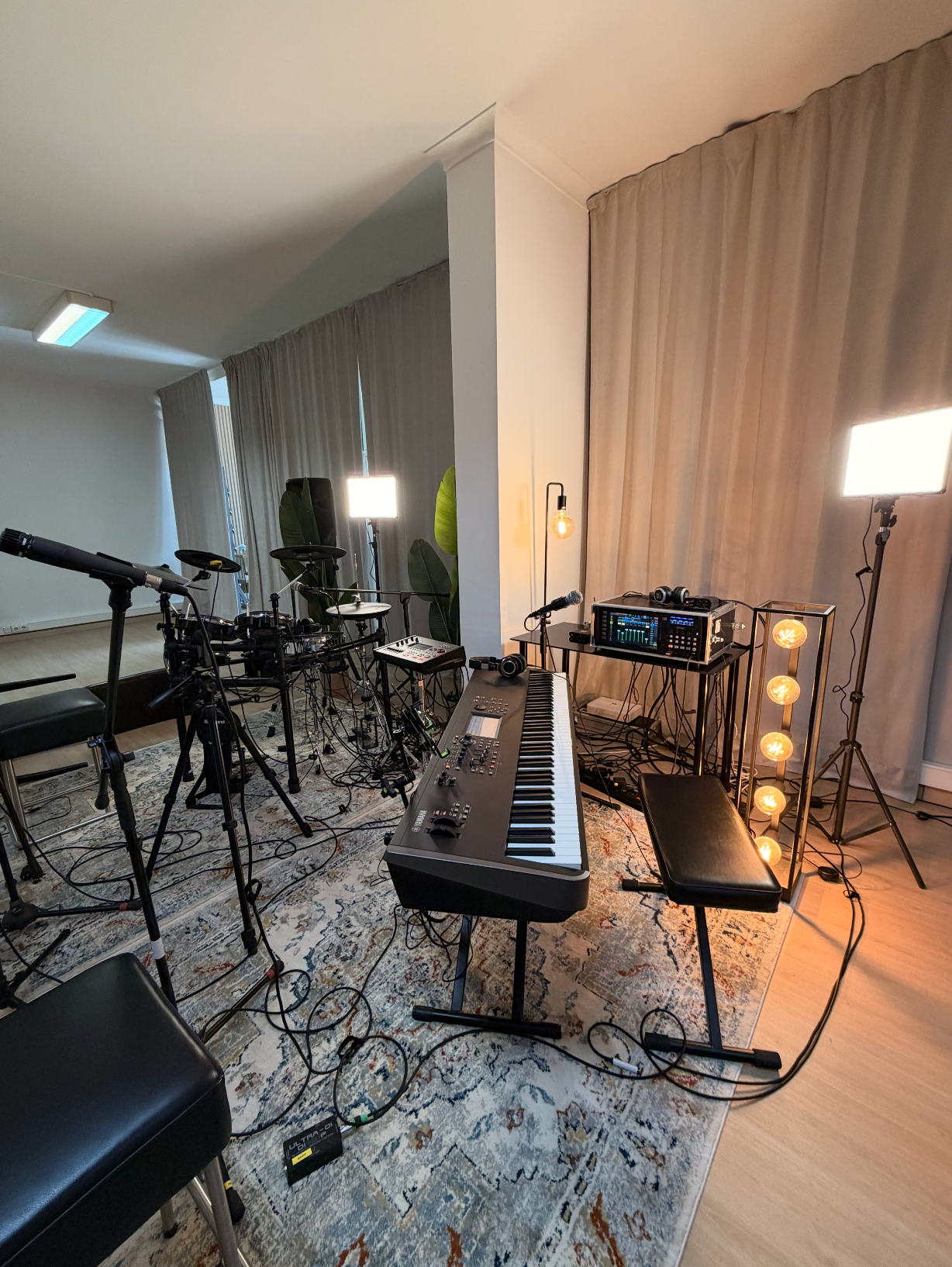 Piano, bateria, microfones e controlo digital de áudio