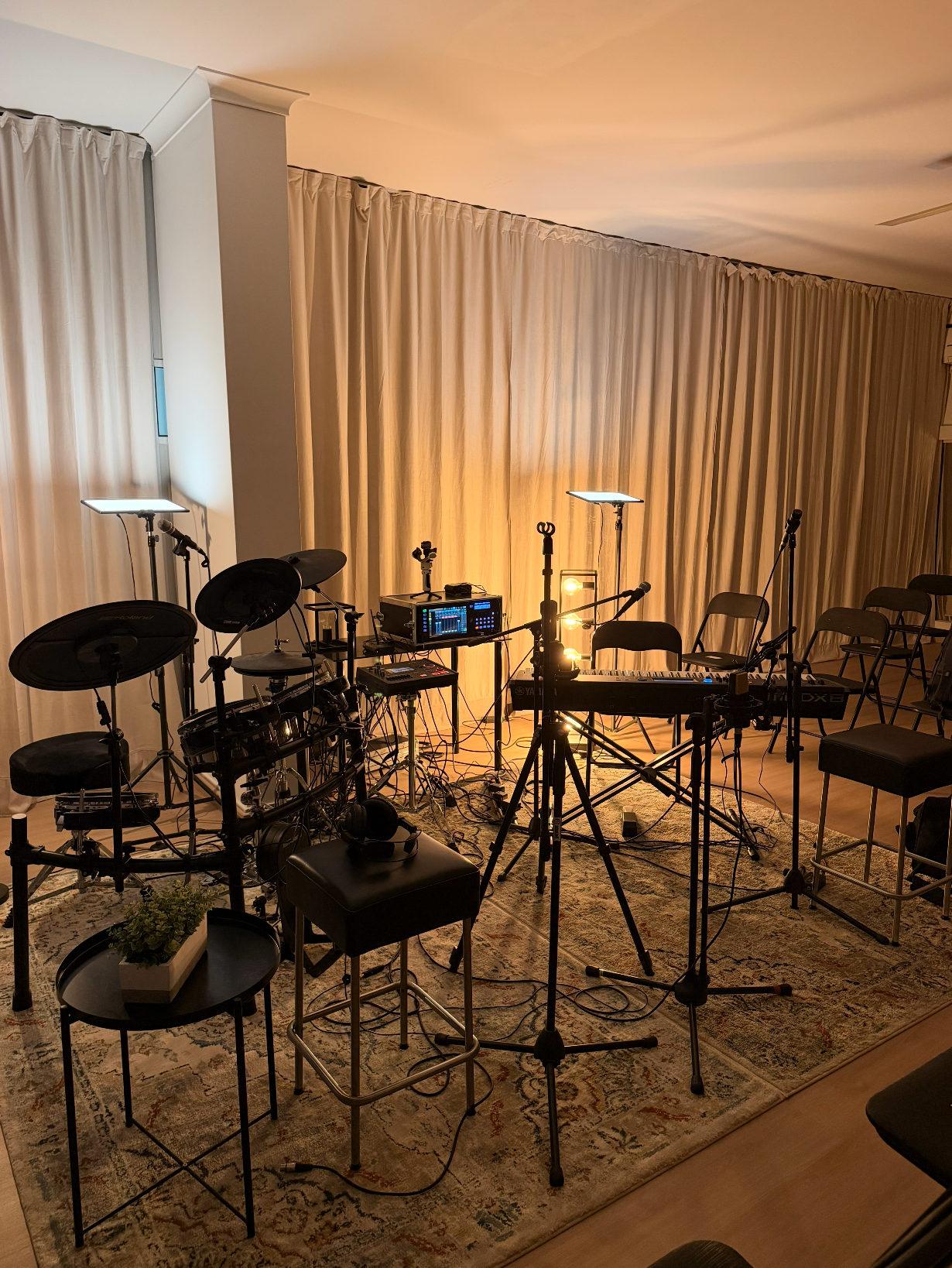 Palco do Gafanhotos com instrumentos, microfones e cadeiras próximas